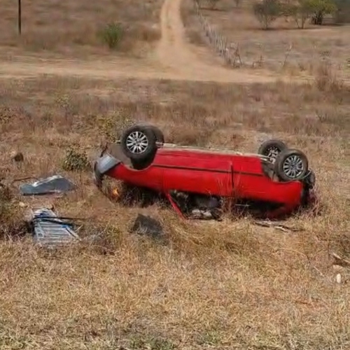 Fiat Uno capota na BR-324 e deixa uma mulher em estado grave em Riachão