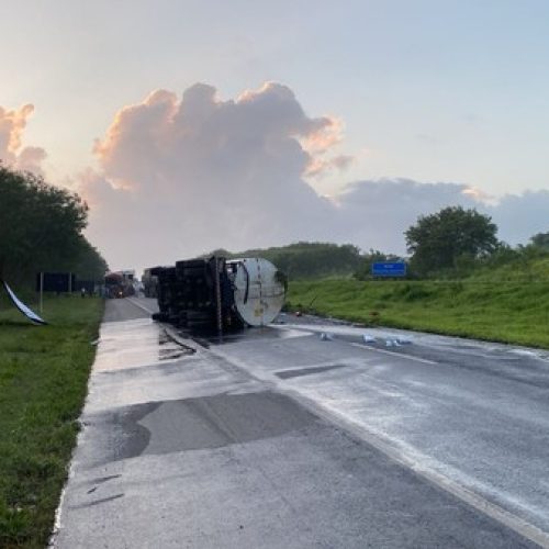 BR-324 é interditada em Amélia Rodrigues após acidente com caminhão-tanque