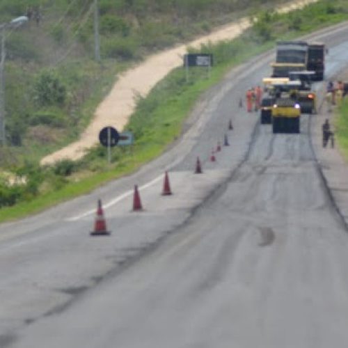 Operador de retroescavadeira de 25 anos morre durante o trabalho às margens da BR 407