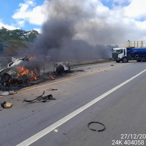 Dez pessoas morrem em acidente na Bahia após carros baterem de frente e pegar fogo