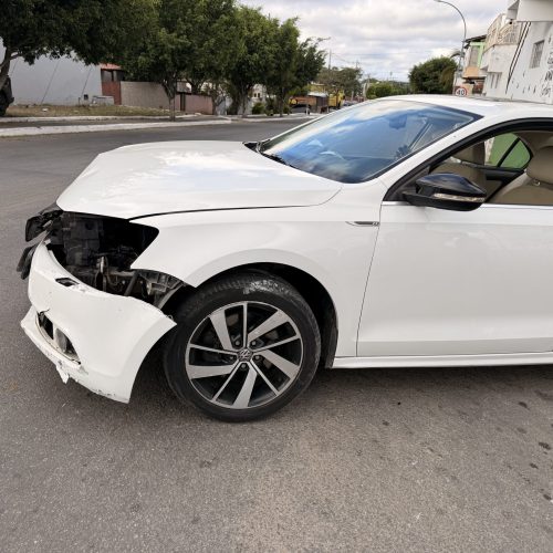 Carro perde o controle, roda na pista e bate em poste em R. Jacuípe