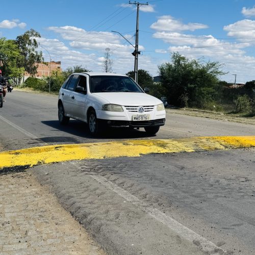Prefeitura instala dois novos quebra-molas em frente às fábricas na BA-120