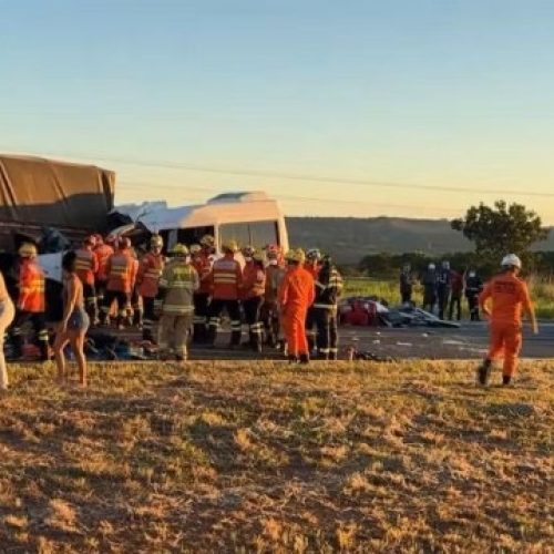 Acidente entre caminhão e van deixa cinco mortos e 11 feridos na BR-020, em Planaltina