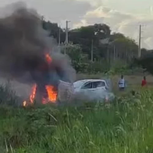 Thiaguinho, do ABC, fica ferido em acidente na BR-101; esposa é socorrida em estado grave