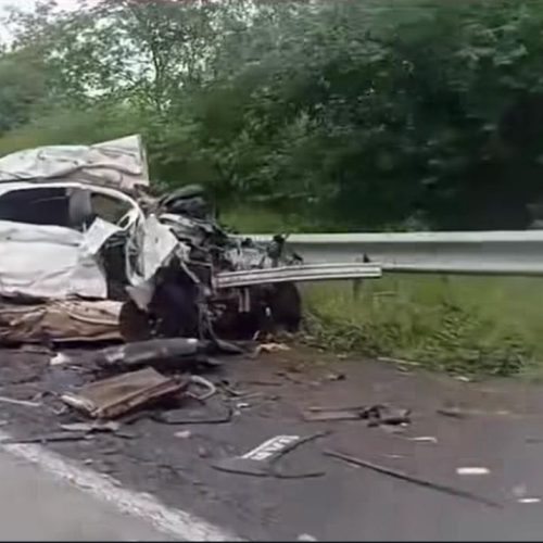 Casal morre em grave acidente entre carro e carreta na BR-116