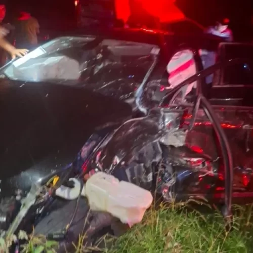 Carro colide com duas carretas na BR 324 e casal sobrevive