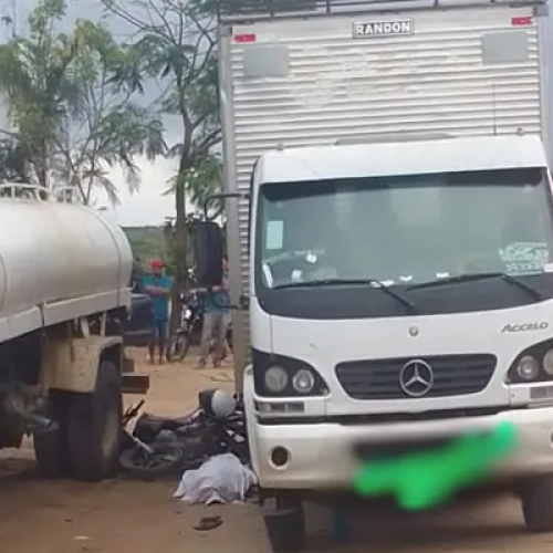 Jovem morre ao colidir motocicleta entre dois caminhões