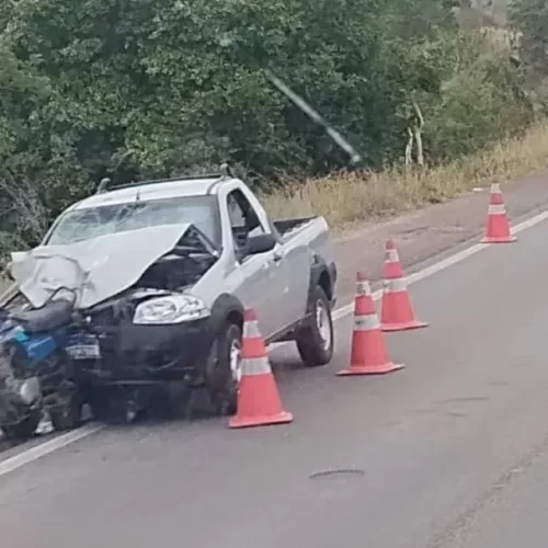 Duas pessoas morrem em acidente envolvendo carro e motocicleta na BR-324