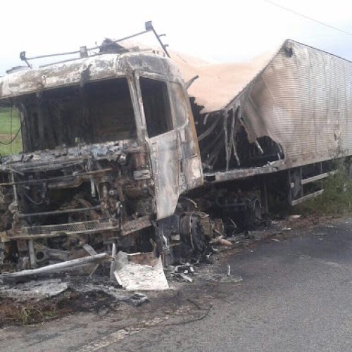 Carreta pega fogo na BA-233, próximo a Ipirá
