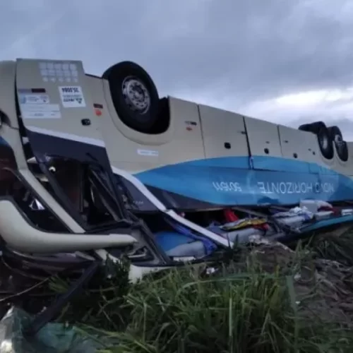 Cinco morrem após ônibus capotar em rodovia no sudoeste do Estado