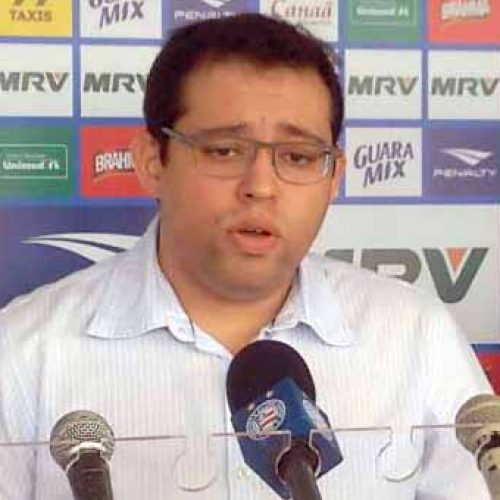 Dirigente do Bahia protesta após erro de arbitragem