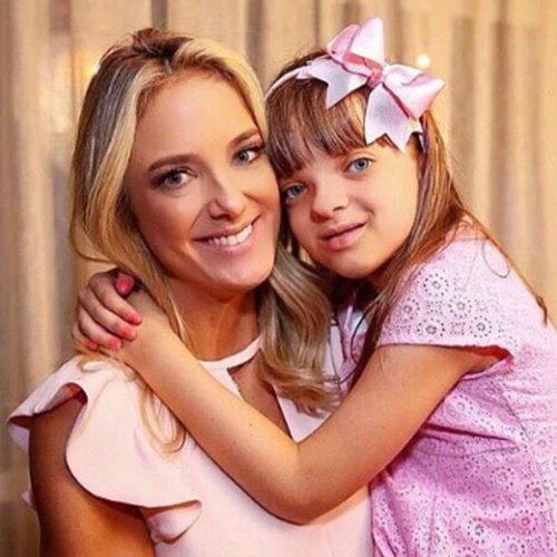 Ticiane Pinheiro revela saia justa por conta da aparência da filha