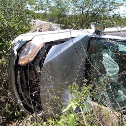 Dois carros se envolvem em acidente na BR-324 em R. do Jacuípe