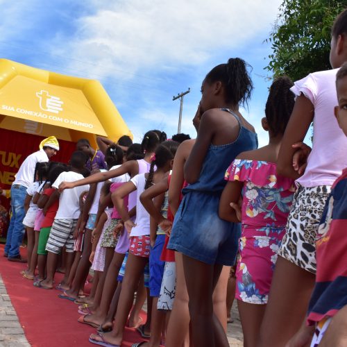 Crianças de Riachão do Jacuípe recebendo os presentes do Papai Noel da Tux Net 