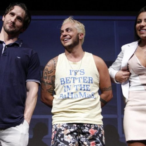 Thammy fica de cueca durante cenas quentes com a namorada em peça teatral