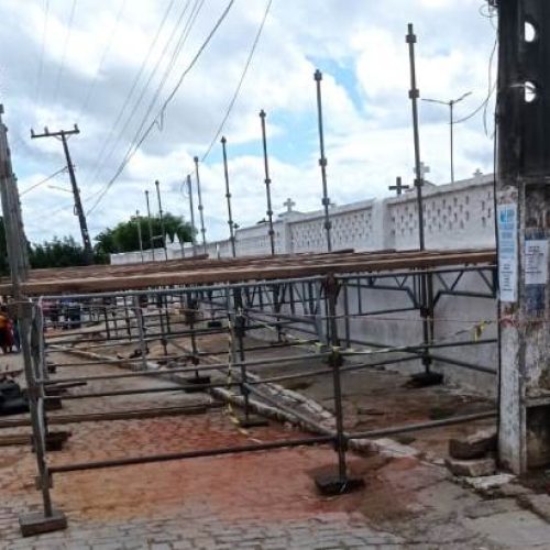 Prefeitura de Santa Bárbara é criticada por realizar São João em frente ao cemitério