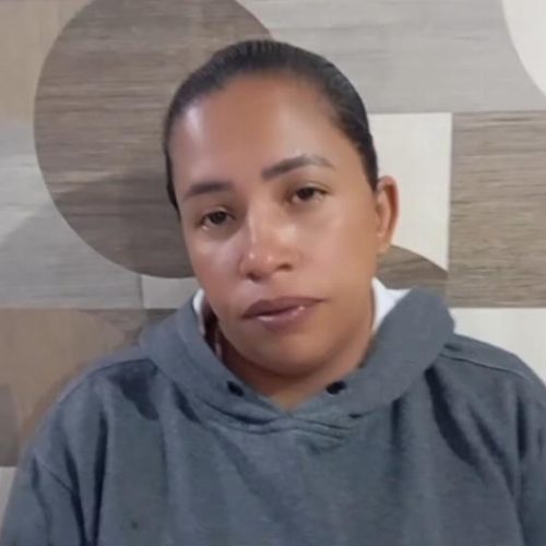 Mulher é denunciada após fingir ser mãe de crianças mortas em incêndio em Serrinha