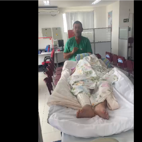 Idosa de 93 anos é carregada em maca até banco para renovar cartão no distrito do Bravo, em Serra Preta