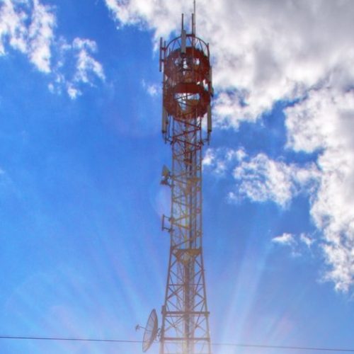 Imagem de um torre de telefonia móvel 
