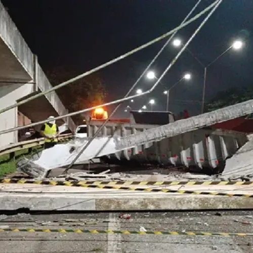 Trecho da BR-324 é liberado após caçamba derrubar passarela; vídeo