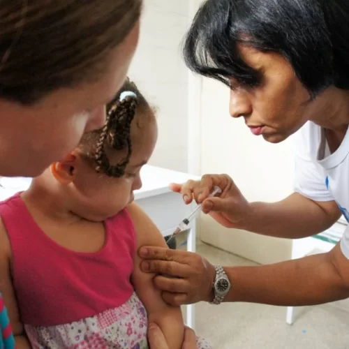 Bahia inicia distribuição de vacina contra a influenza para municípios