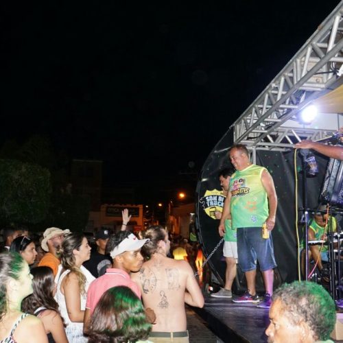 Pé de Serra: Banda Zé Baratino arrasta multidão no Som DI Truck com o bloco “As Piriguetes”