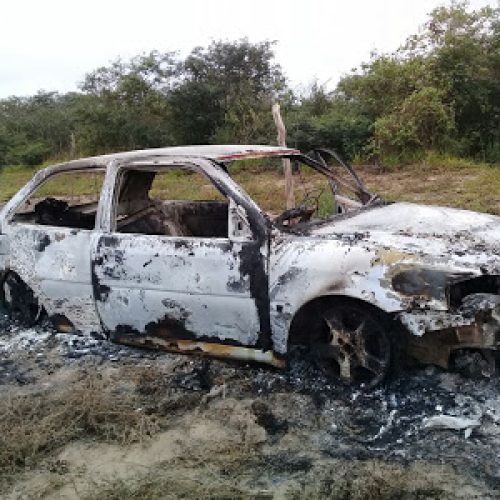 Dois corpos são encontrados carbonizados dentro de carro incendiado em Ponto Novo