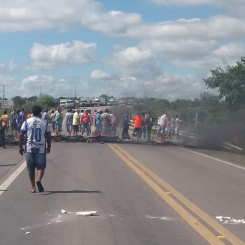 Riachão: Caminhão tenta furar bloqueio e é impedido por motoristas grevistas; veja o vídeo.