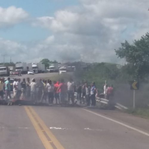 R. do Jacuípe: Caminhoneiros liberam pista após negociação com a PRF; veja o vídeo