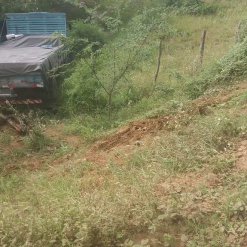 Riachão: Motorista perde controle e caminhão cai em ribanceira