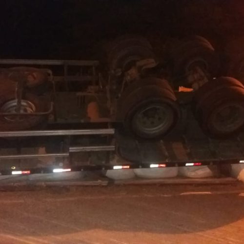Carreta capota na BR 324 e ocupantes tem ferimentos leves