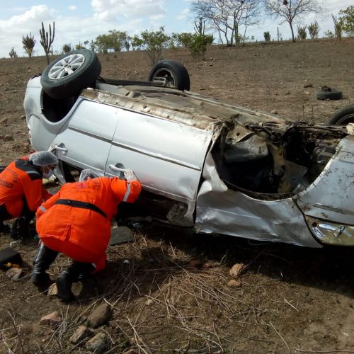 Carro capota na BA-120 em Riachão do Jacuípe