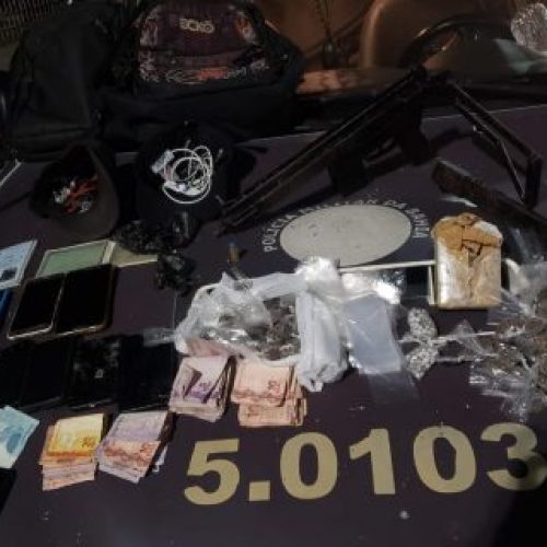 Submetralhadora e drogas são apreendidas durante blitz na BR-324