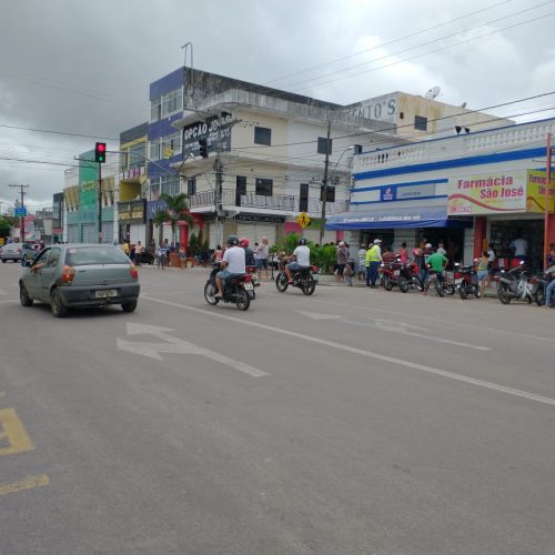 Mesmo com o comércio fechado, Segunda-feira de fluxo intenso no centro de Riachão do Jacuípe.