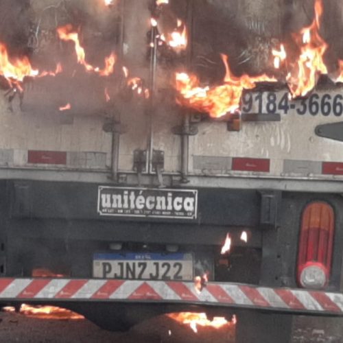 Caminhão Baú pega fogo na BR-324 em R. do Jacuípe