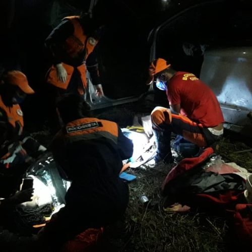 Veículo capota e deixa condutor ferido na BR-324 próximo ao Povoado de São João