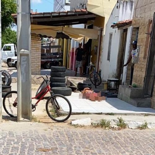 Homem é executado a tiros na frente de casa, em R. do Jacuípe