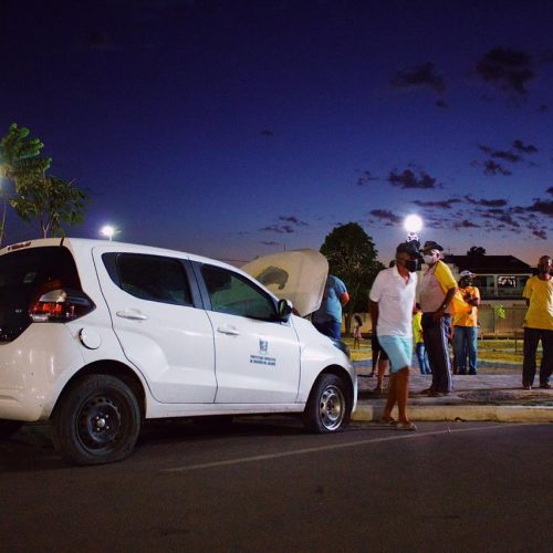 Prefeito de Riachão do Jacuípe expõe em praça pública veículos destruídos da gestão anterior