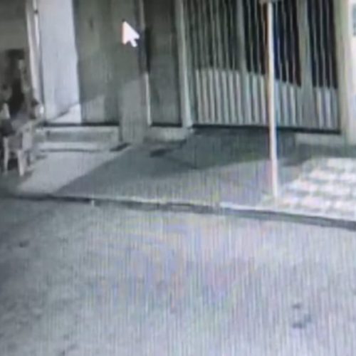 Homem anda pelas ruas agredindo moradores de R. do Jacuípe