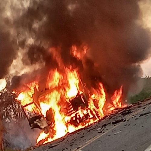 Caminhão carregado com cenoura e repolho pega fogo em R. do Jacuípe