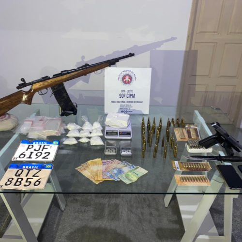 PM apreende fuzil, pistola e drogas em posto de Lavagem de Riachão do Jacuípe