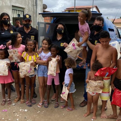 Riachão: Agentes da Polícia Civil distribuem brinquedos em comemoração ao dia das crianças