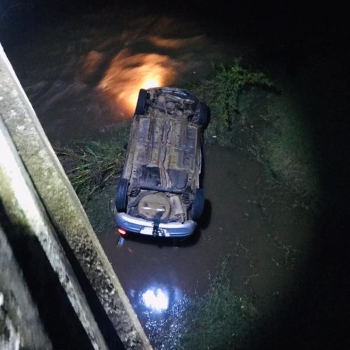 Três jovens saem praticamente ilesos após carro cair de ponte e capotar em rio que corta a BA 233