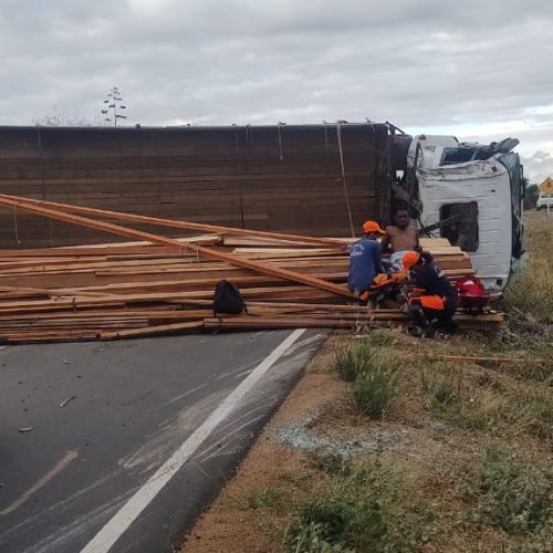 Riachão: Caminhão carregado de madeira tomba na BA-120 estrada de Serra Preta