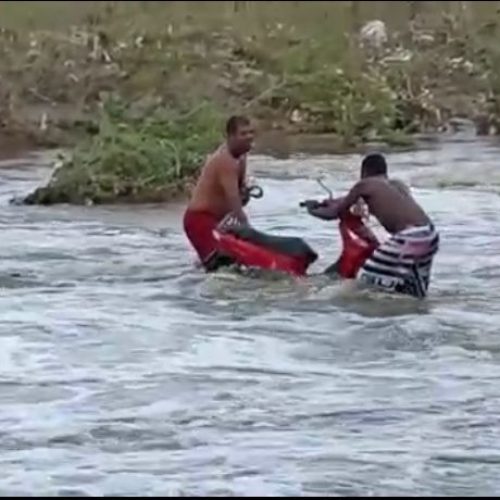 Riachão do Jacuípe: Homens se arriscam para retirar moto levado pelo Rio