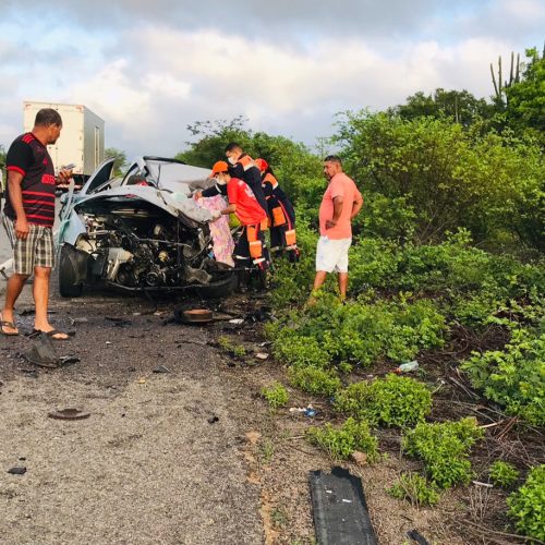 Casal morre após carro colidir com carreta na BR-324 em R. do Jacuípe