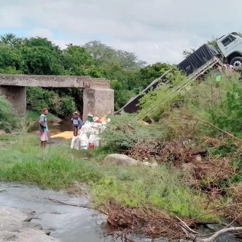 R. Jacuípe: Ponte desaba parcialmente após passagem de caminhão no povoado de Salgado