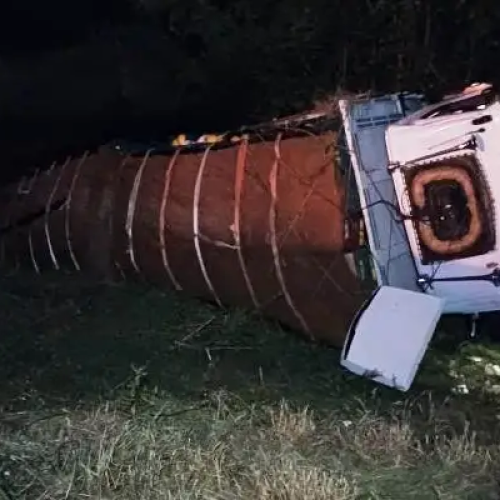 Caminhão carregado de frutas tomba na BR 324 no trecho Riachão – Nova Fátima