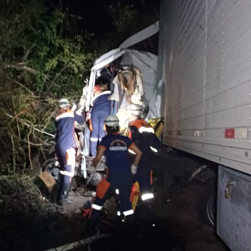 Colisão entre dois caminhões deixa um morto na BR-324