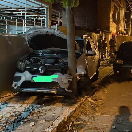 Riachão: Condutor perde controle da direção, invade calçada bate em muro e árvore